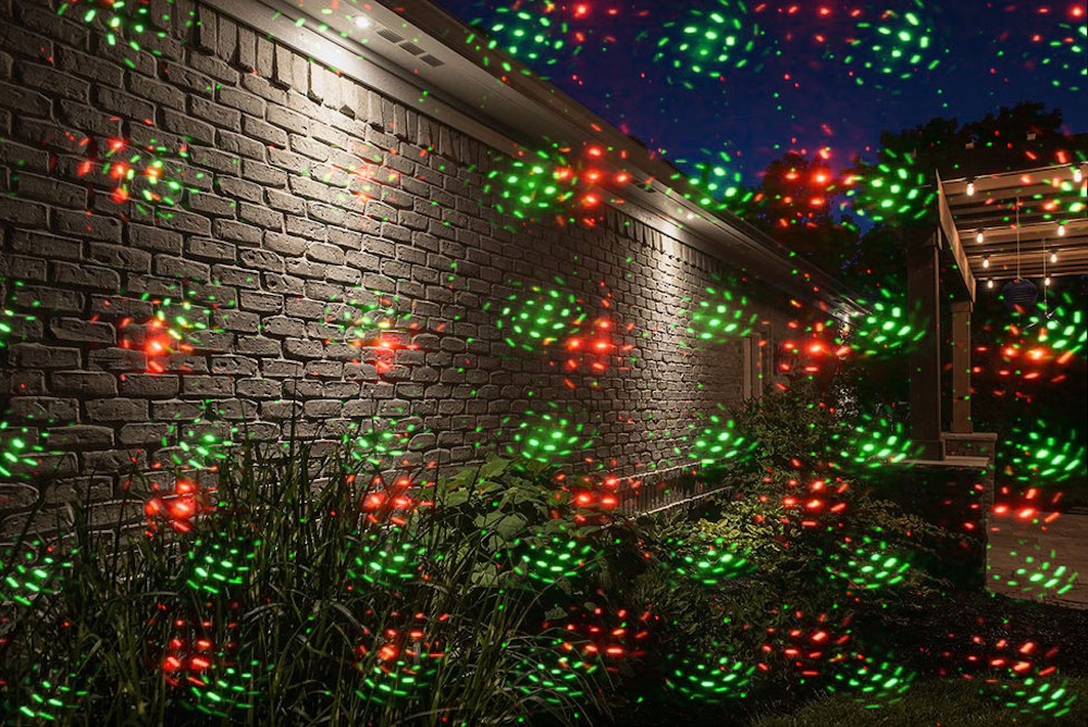 proiezione di luce laser sul giardino della parete della casa