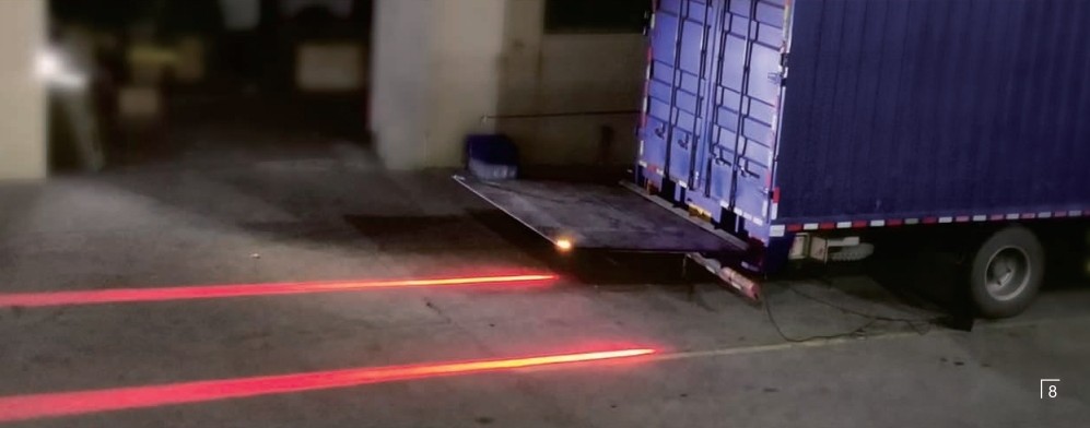 Luce di segnalazione a LED per veicoli con rampa inclinabile