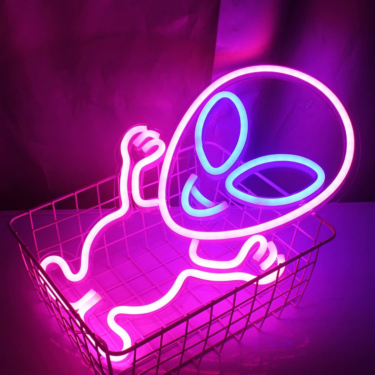 alieno luminoso - parete con logo al neon