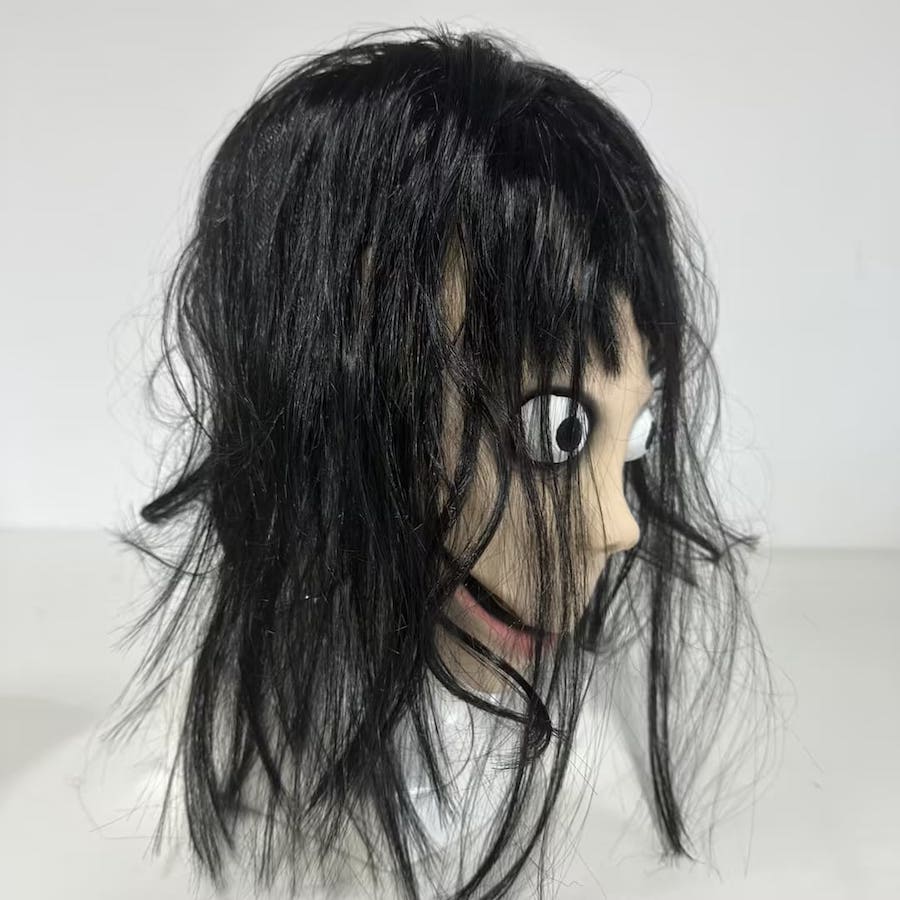 Ragazza con maschera facciale spaventosa (bambola) Momo