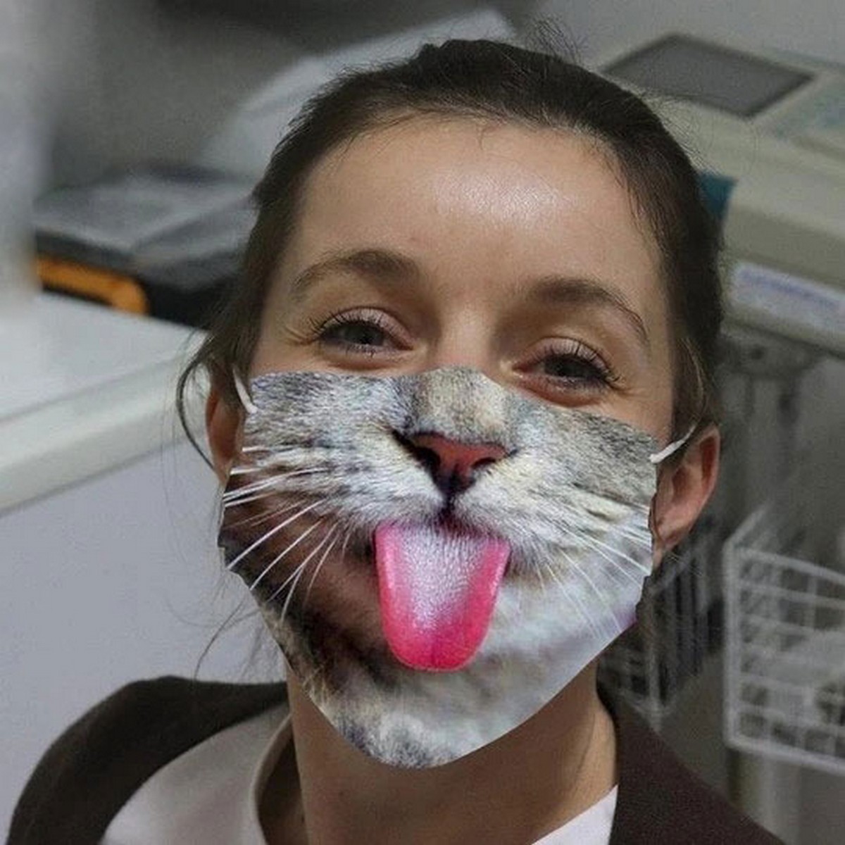 maschera sul viso gattino con la lingua