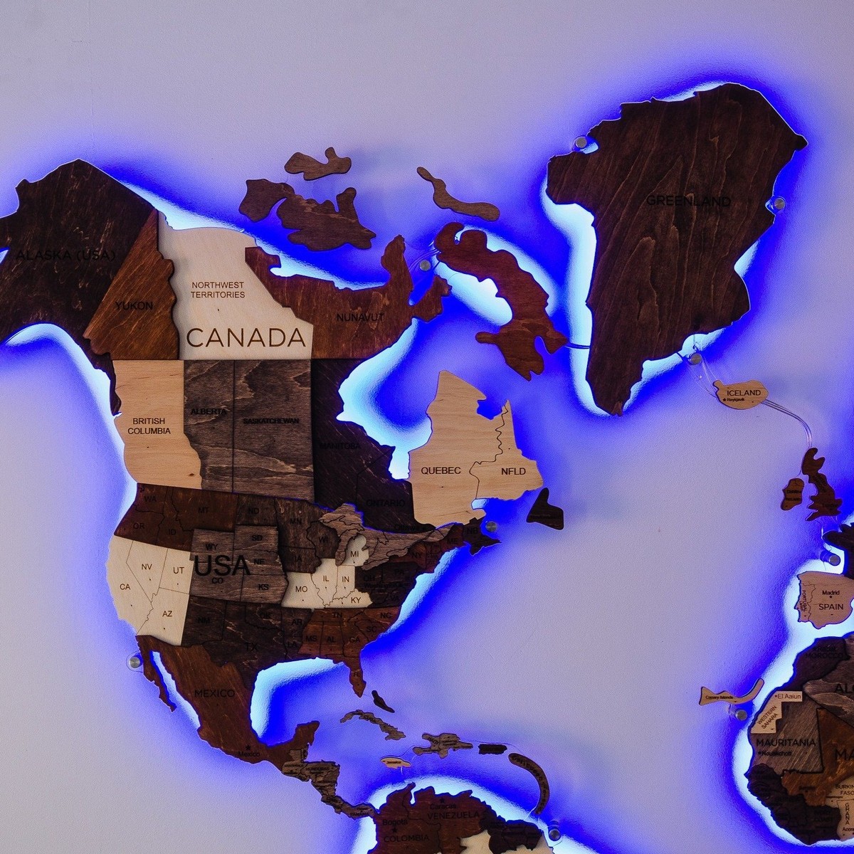 retroilluminato mappa del mondo in legno su una parete