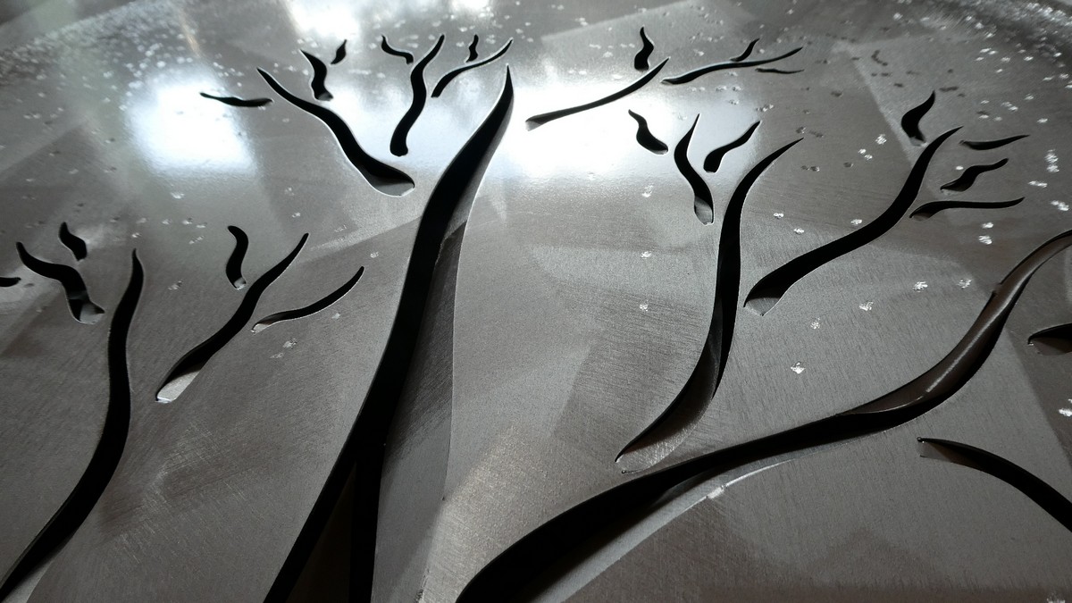 dettaglio della pittura dell'albero della vita - quadro in metallo