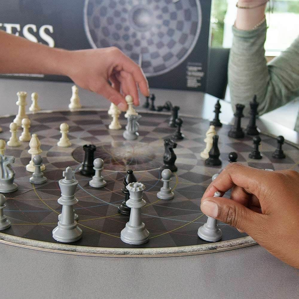 scacchi rotondi circolari 3 persone uomo