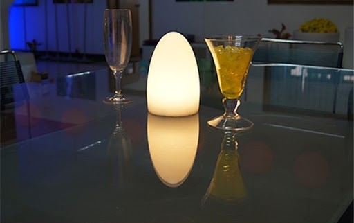 luce elegante sul tavolo - uovo