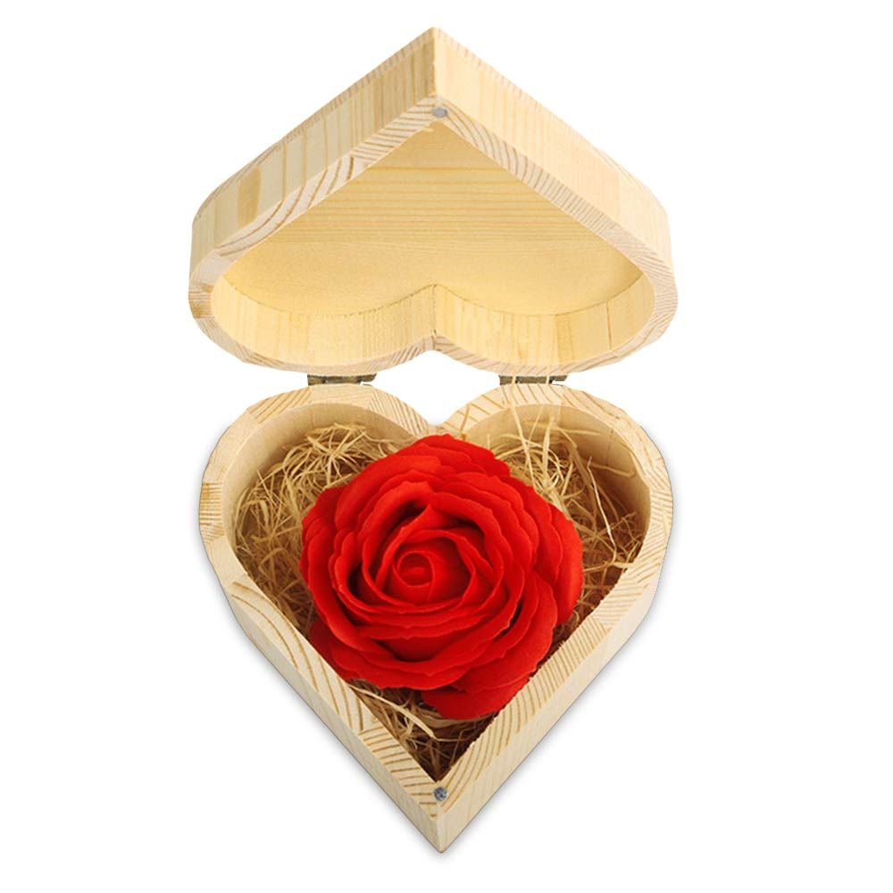 Rose di sapone in una scatola di legno a forma di cuore