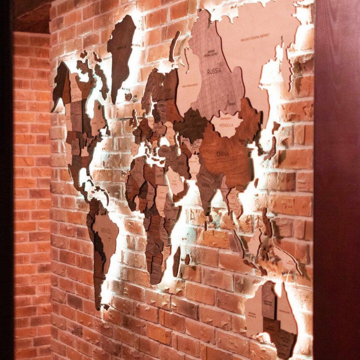 arte da parete con mappa del mondo in legno con luce a led