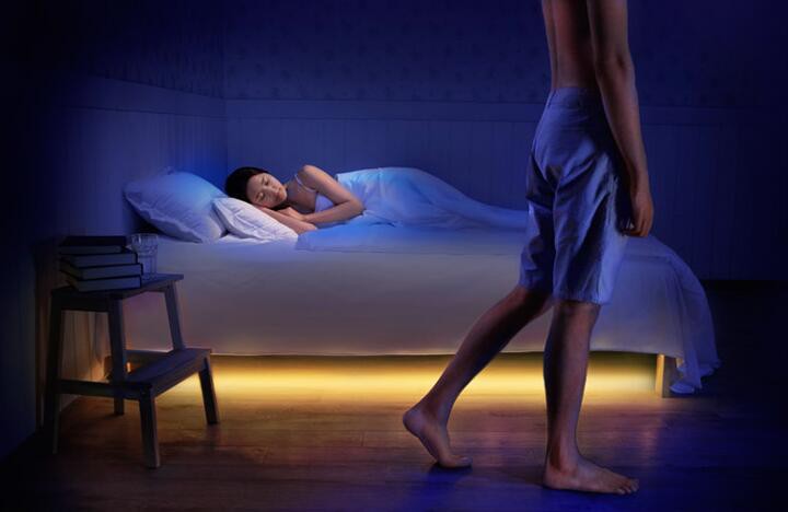 strisce led poste sotto il sensore di movimento del letto