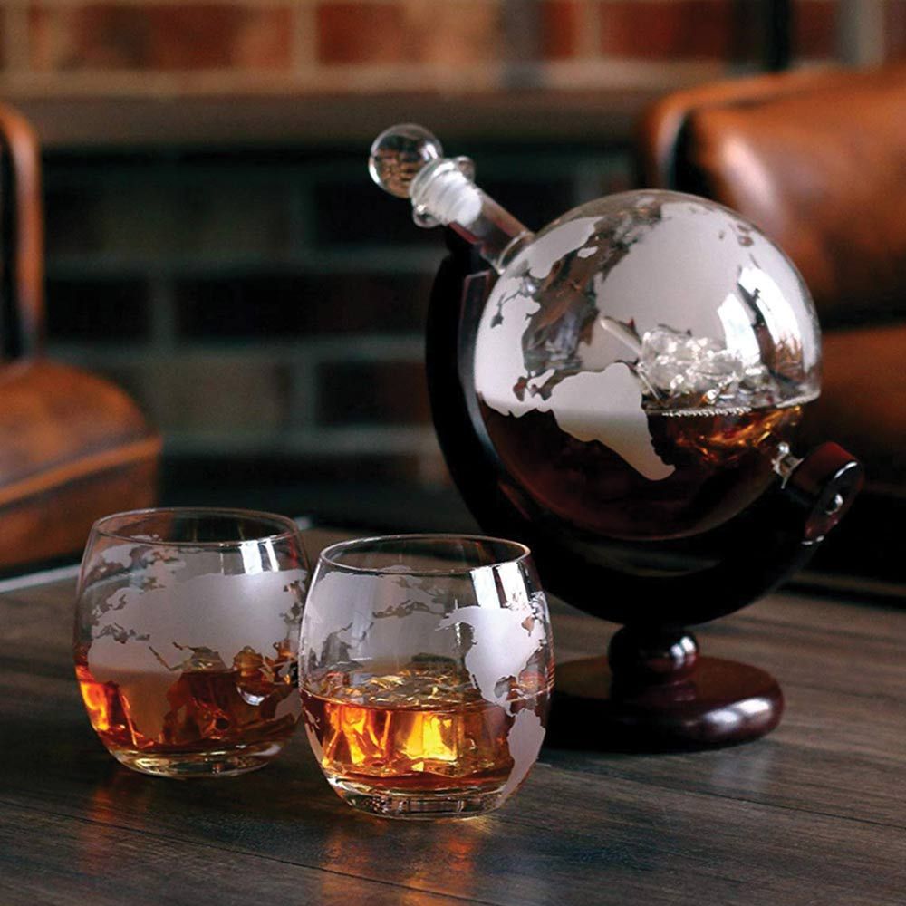 set di whisky a forma di globo