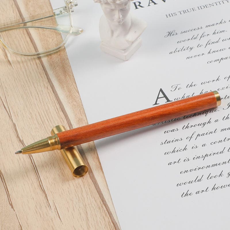 penna d'oro con design in legno