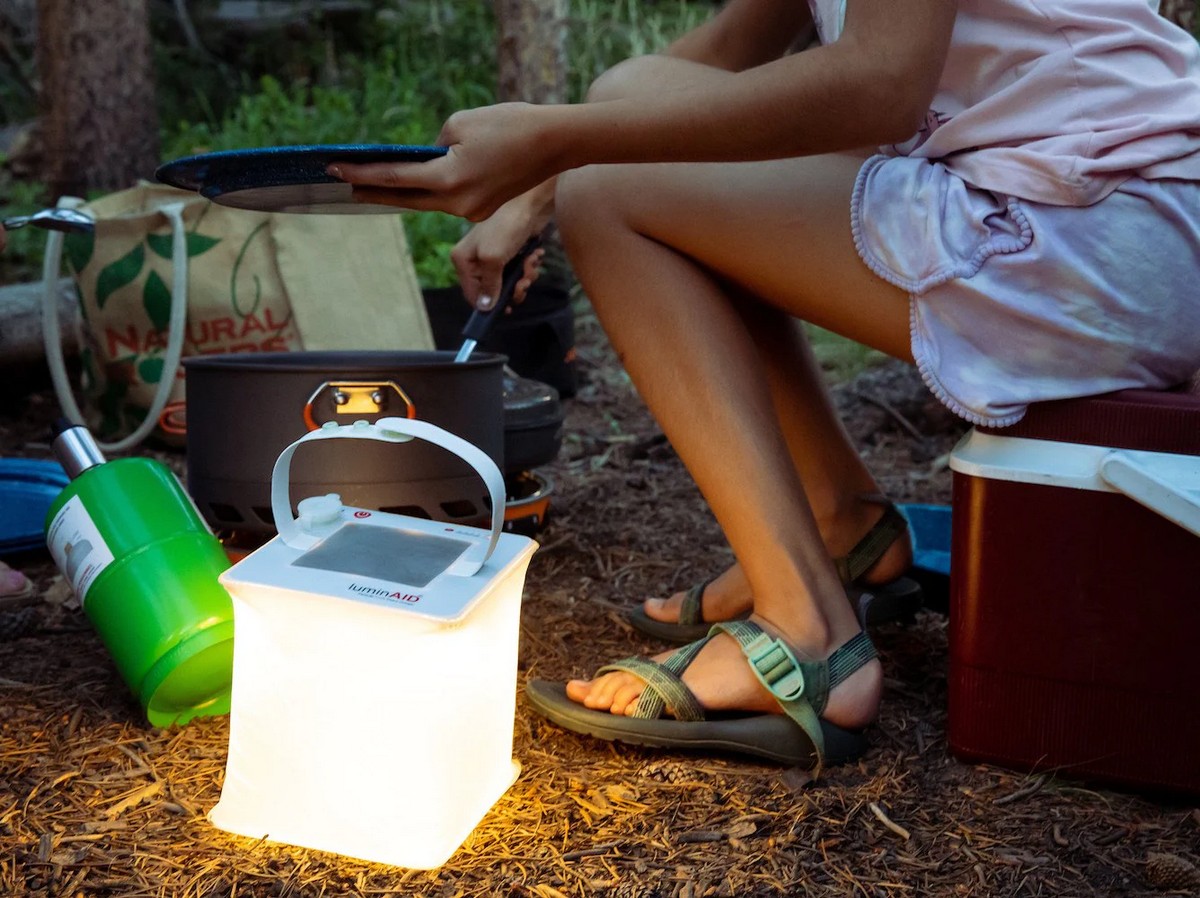 Lampada da esterno a led solare - Luce da campeggio portatile 2in1 + caricabatterie