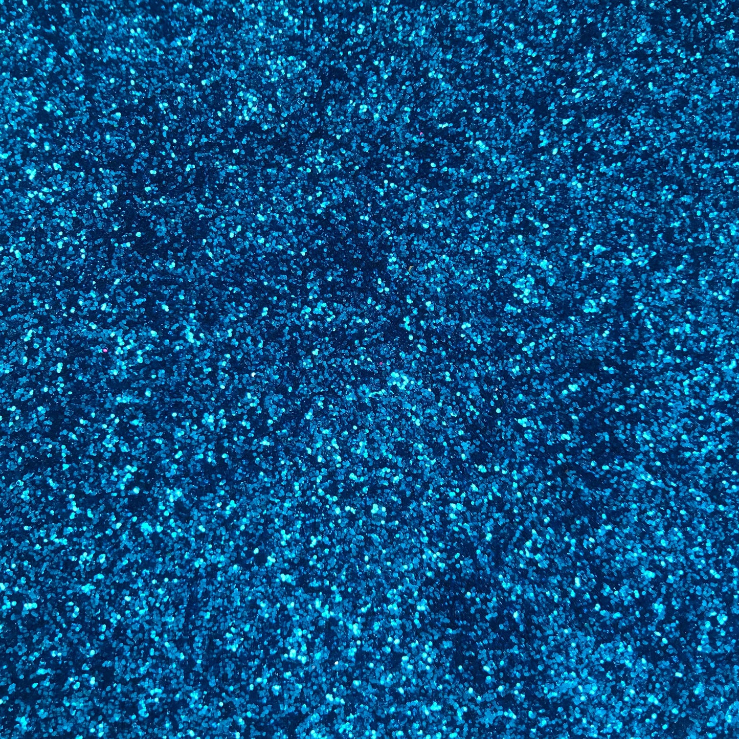 decorazioni in polvere glitterata blu sul corpo