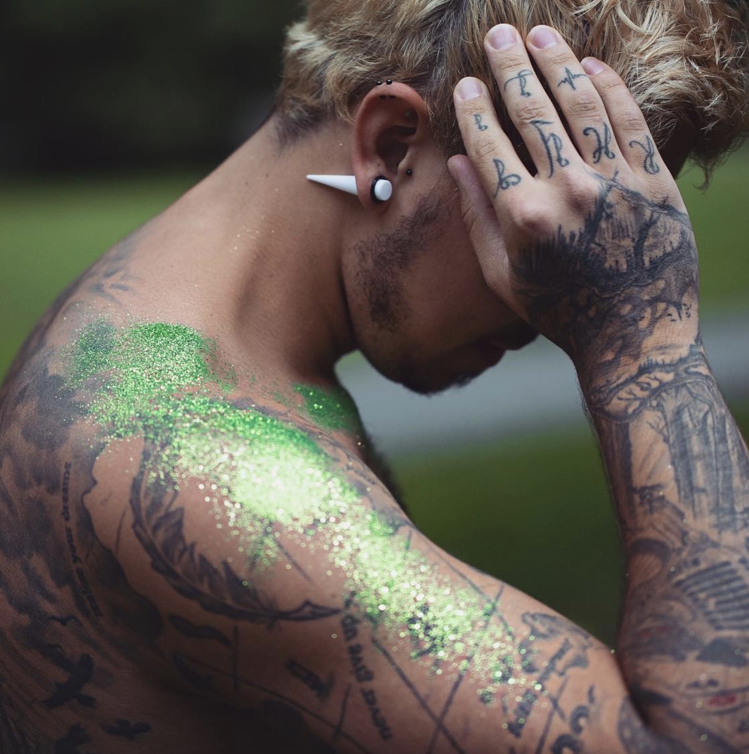ornamenti lucidi glitter verde sulla pelle dei peli del corpo