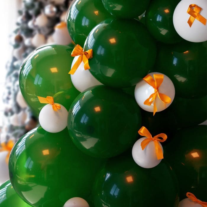 Albero di Natale con palloncini​ - Albero di Natale gonfiabile fatto di palloncini