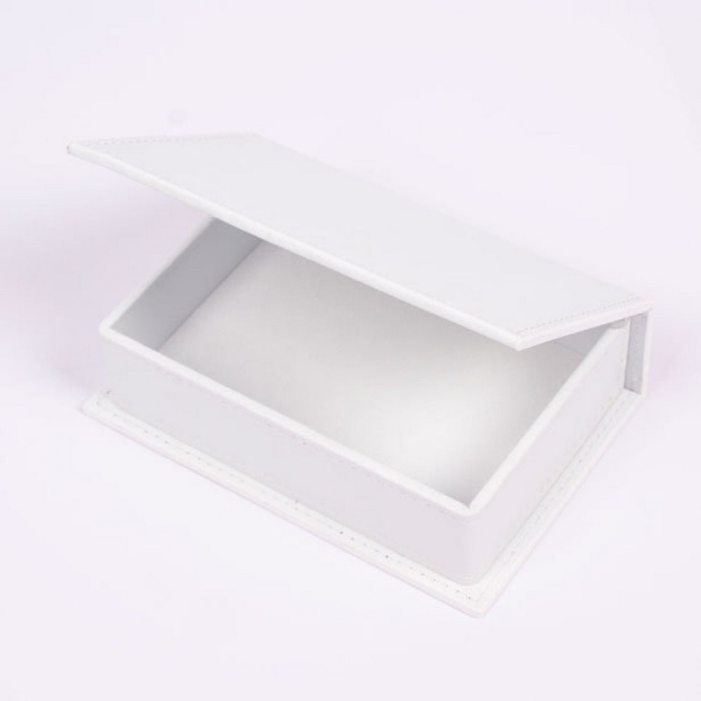 scatola in pelle bianca su un tavolo