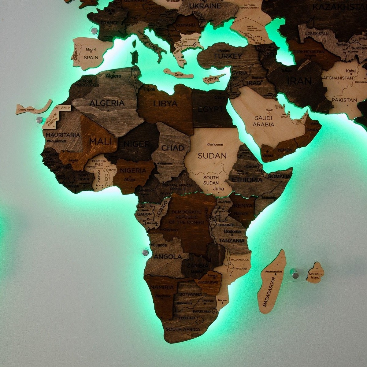 Mappa LED in legno a parete