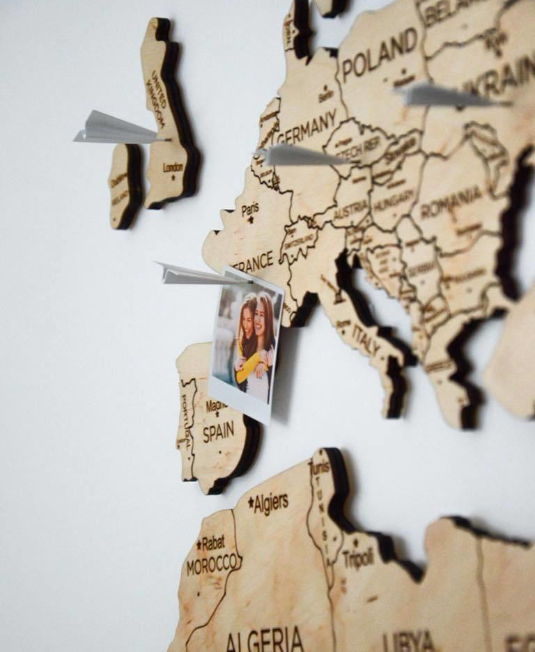 mappa di legno sul muro spingere aeroplani perni