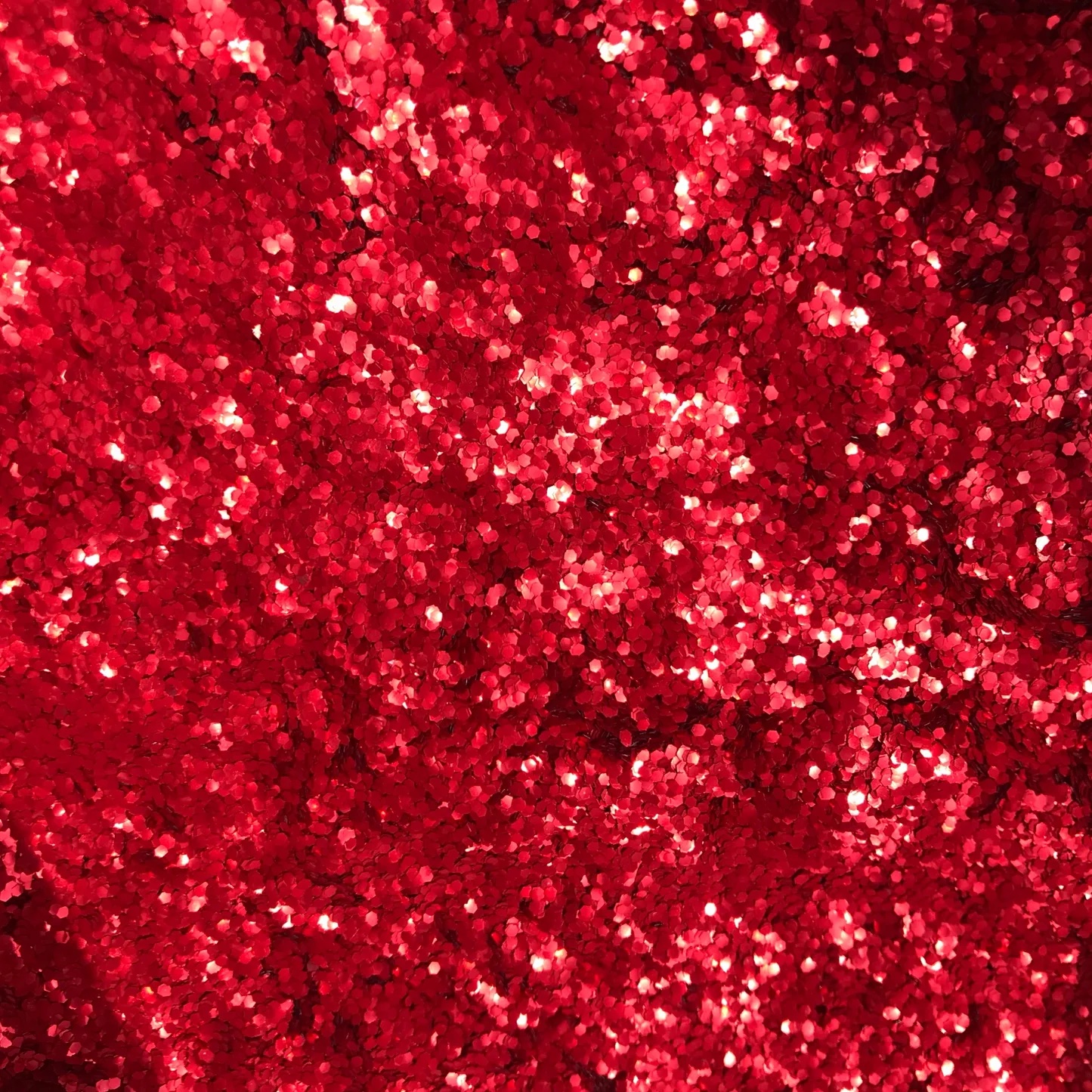 ornamenti glitterati rossi sui peli del corpo scintillanti